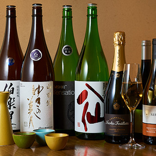 店主が目利きした、日本酒とワインの数々。旨い肴のお共にぜひ。