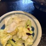 吉ひろ - カツ丼には漬物が付いてます