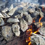山安水産 - 薪で食べる焼牡蠣っていいものですね