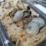 山安水産 - 味おこわ（持込）に乗せて牡蠣飯