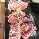 Shichirin Shokudou Rakuei - お肉Ａセット
      豚バラ、中落ちカルビ、ハラミ