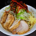 ラーメン二郎 - 大豚ラーメン＋ニラキムチ。ニンニクコール。