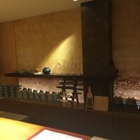 魚菜 基 - 品の良い店内。手入れの行き届いた包丁が見えます。
