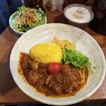 SPICY CURRY 魯珈 - 50倍ビーフ野菜カレーとぷちサラダとラッシー