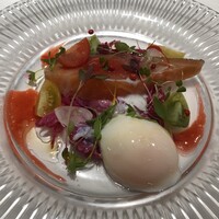 デジーノ - 前菜: タスマニアサーモンの低温コンフィ 木苺のヴィネグレットソース
                    2019年12月27日昼