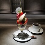 PATISSERIE ASAKO IWAYANAGI - ゆく年くる年パフェ 〜ベリーと洋梨とともに〜とコーヒー ホンジュラス ティオ ファン農園 アナエロビック ナチュラル