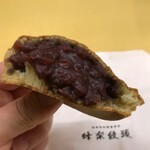 熊本蜂楽饅頭 - 餡子がズッシリ重たいくらいです。