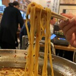 元祖 台湾もつ鍋 仁 - 鍋から麺リフト