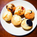 オヤツヤ イス - 