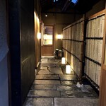 Nijou Yamagishi - 石畳のエントランス