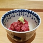 肉屋 田中 - 田村さんの44カ月神戸牛のランプの昆布締めと暖かいシャリ