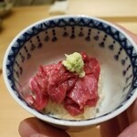 肉屋 田中 - 田村さんの44カ月神戸牛のランプの昆布締めと暖かいシャリ