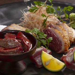 香ばしく炙った鴨肉のたたきや鴨せいろ。香り高い国産蕎麦粉で