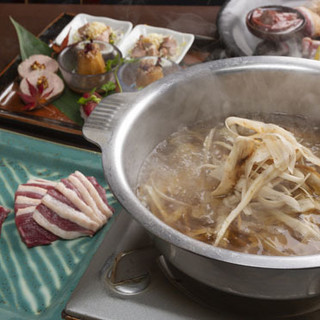 甘みのある新鮮な鴨肉をたっぷりの野菜と味わう「河内鴨の鍋」