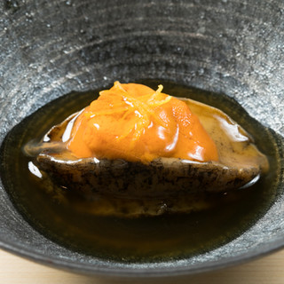 由主厨依次烹制的寿司套餐，使用反映四个季节的时令鱼类。