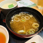 Umai Sushi Kan - 本日の味噌汁はわかめとネギ