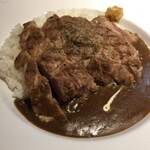 浦和倶楽部 - ホテルクオリティのビーフカレーにローストポーク載せ