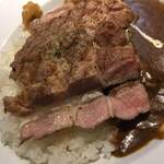 浦和倶楽部 - ホテルクオリティのビーフカレーローストポーク載せ断面