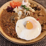 Cafe 豆うさぎ - カレー三種ポークドライ、チキン、ラム+半熟たまご