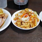 中華そば べんてん - つまみチャーシュー、お通し、辛味