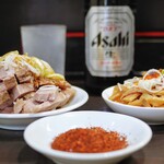 中華そば べんてん - つまみチャーシュー、お通し、辛味