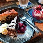 ラフ&タフ コーヒースタンド - ラフプレート（チョコバナナケーキ、ガトーショコラ）+セミフレッド（ベリー）