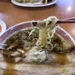 幸楽苑 - 麺は中細縮れ麺、茹で加減は普通、何をもって普通かと聞かれても困りんす。