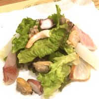 ボン・ヴィヴァン - 海の幸のサラダ。右側に見えるピンクが伊勢マグロ
