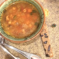 ボン・ヴィヴァン - ミネストローネ。パプリカをズッキーニで巻いた付け合わせが可愛い