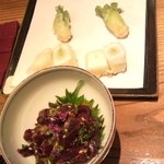 海老一統 - 手前・クジラの赤身ユッケ、奥・タラの芽、イカワサビ天麩羅