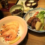 海老一統 - 天使のエビ蒸し・鴨タケノコ炒め、奥はクジラユッケ、天麩羅の塩3種