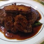 ビストロラドレ - 牛肉のステーキ　ロッシーニ風　トリュフとマデラ酒のソース、多いのにさくっといただけるバランスのよさ