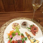 SHIZUKU wine and deli - 前菜盛り合わせ5種1600円、白ワイン900円