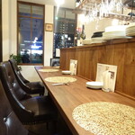 SHIZUKU wine and deli - 席の間隔が広めでゆったり