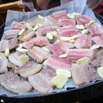 韓国家庭料理 漢陽 - 鉄板に並べたお肉