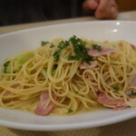 コロンブス - ベーコンとブロッコリーもペペロンチーノ