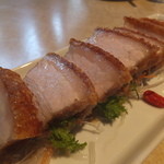 中国料理　彩福 - 皮付き豚バラ肉のパリパリオーブン焼き