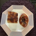 ブーランジェリー セイジアサクラ - フォカッチャ（左）、チョコレートパン（右）