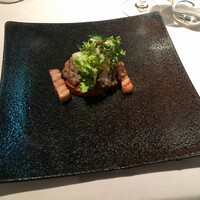 アルカナ 東京 - 豚バラ肉のグリエとレンズ豆の軽い煮込み