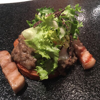 アルカナ 東京 - 豚バラ肉のグリエとレンズ豆の軽い煮込み