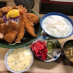 とんかつ春 - 盛り合わせ定食・1450円。いやこれ1人前とか信じられないでしょ。