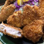 とんかつ春 - ヒレカツは2枚。カットしての提供なので食べやすい。