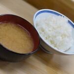 いもや - とんかつ定食（９００円）のご飯と味噌汁２０１９年１１月