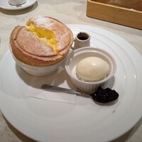 ダルマット 六本木ヒルズ店 - スフレを目の前で丁寧に調理