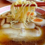 Kourakuen - 中華そばプレミアムの麺持ち上げ(麺リフト)