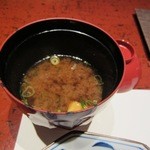 京都ぎをん 八咫 - お味噌汁は今度は上品な赤出汁のお味噌汁です。