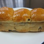 パテスリーアンドベーカリープチラパン - ぶどうパン