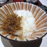 京都ぎをん 八咫 - 天ぷらを食べ終わったらそろそろご飯、ごはんにはテーブルにあるチリメンジャコの佃煮を乗せていただきました。