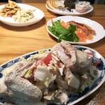 洋惣菜 亀洋 - ハーブマリネしたローストチキン半羽と美味しいギリシャトマトのギリシャ風サラダ
      