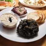 洋惣菜 亀洋 - 手前から牡蠣とトビコのタラモサラタ、帆立と牡丹海老ウニクリームパフェ　カンガルーと根セロリのトリュフ卵のタルタル
      
      